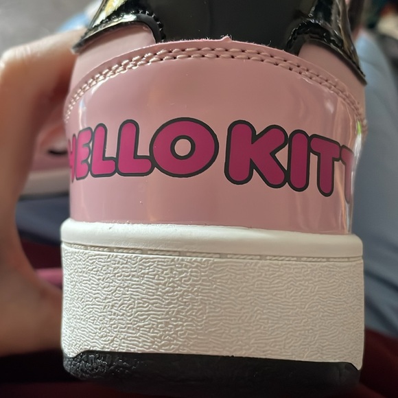 NWT Women’s Hello Kitty Shoes size 7 - Picture 2 of 4